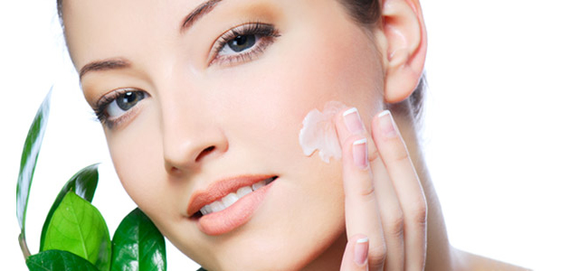 Follow a daily routine with GLOW facial whitening solutions to regain an even facial skin complexion